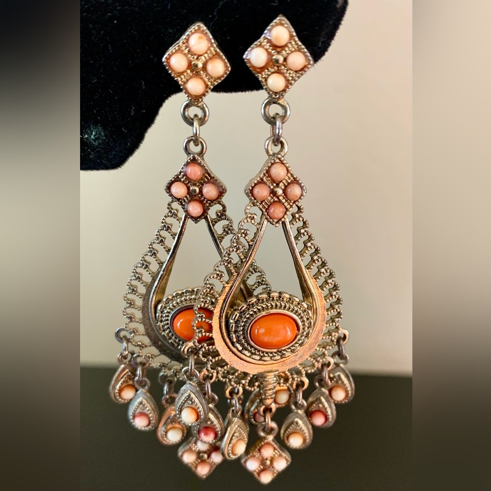 Set of Six Pairs of Elegant Assorted Earrings🩷.No missing rhinestones or beads. - Picture 3 of 7